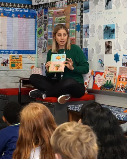Teacher Jill Anderson reads to her class. Concerned about effects on students, Anderson has removed most screen time from her classroom. Photo Credit: Jackie Mader/The Hechinger Report